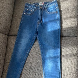 Cute jeans from the local store, never worn, size:26, high rise and stretchy